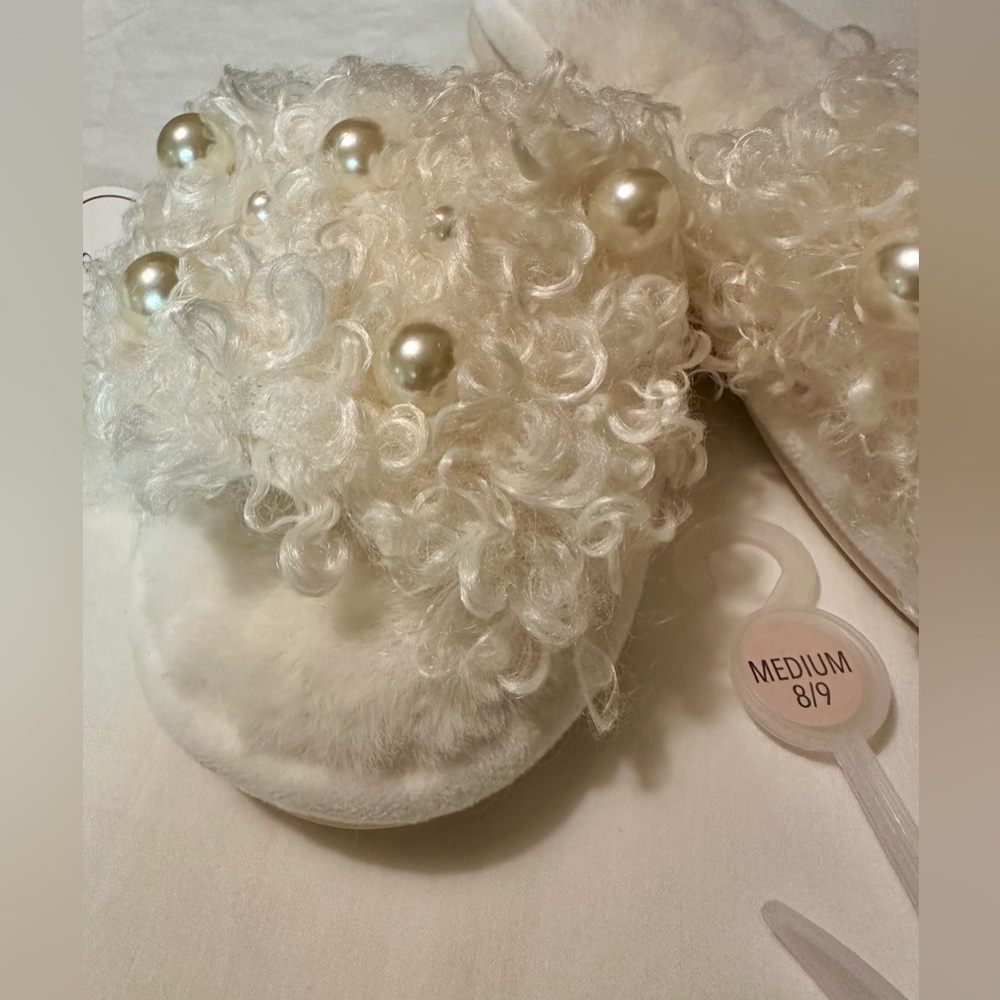 NWT Amanda Blu Curly Pearl Slippers – White - Picture 5 of 9